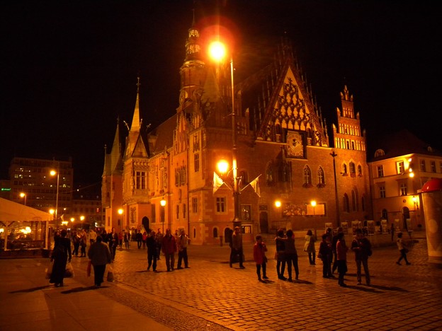 ポーランド　ヴロツワフ　旧市街広場夜景