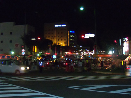 夜のスクランブル交差点