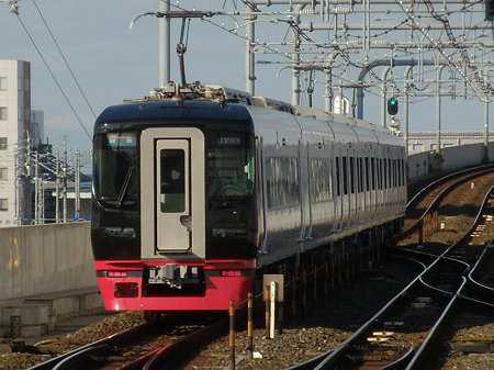 空港駅を出て行く1703F