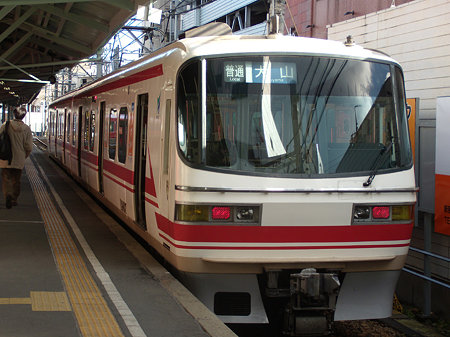 各務原線ホームに停車中の1807F