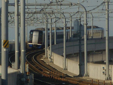 空港連絡橋カーブを曲がる2000系