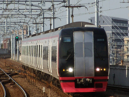 常滑駅に入線する2200系