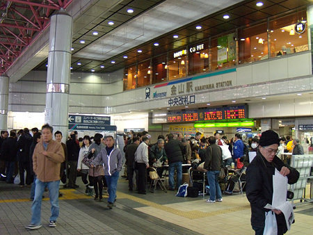 混雑する金山駅中央コンコース