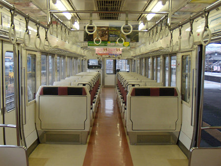 213系車内