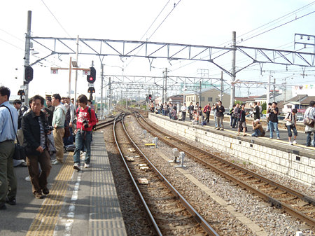 大混雑の豊明駅