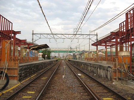 苅安賀駅構内踏切より