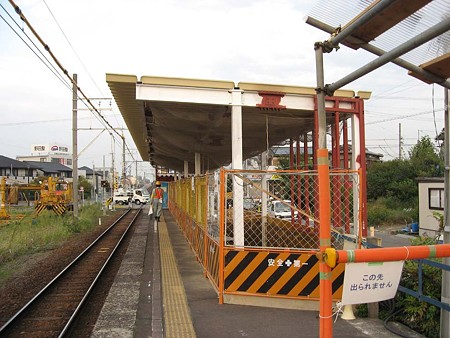 観音寺駅ホーム屋根工事中