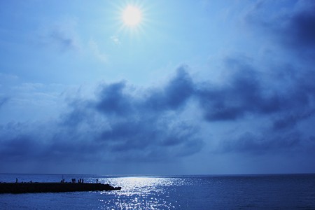 海 空　雲　太陽　　防波堤で釣りをする人(＠_＠;)