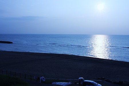 夕暮れの海岸で