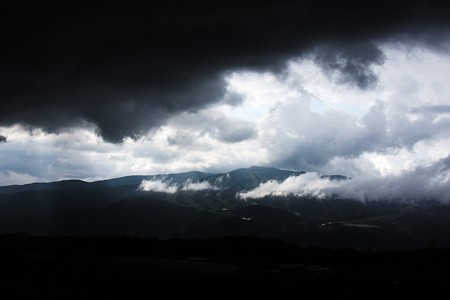 雨雲　　ひるがお高原から山並み！