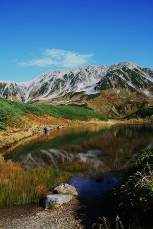 立山・ミドリガ池(1)縦画像　　水面に映る山並みと空