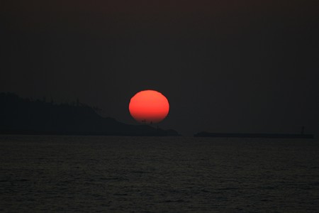 日本海に沈む夕日　１１月２５日