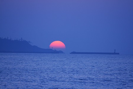 日本海に沈む夕日　１１月２５日