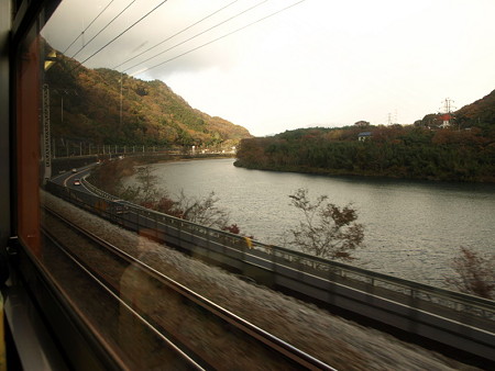 津久田駅から間もない川沿いを走行