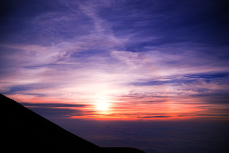 富士山(2) 雲海よりの夜明け