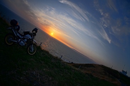 本州の端っこで北海道と灯台を見ながら夕日を望む