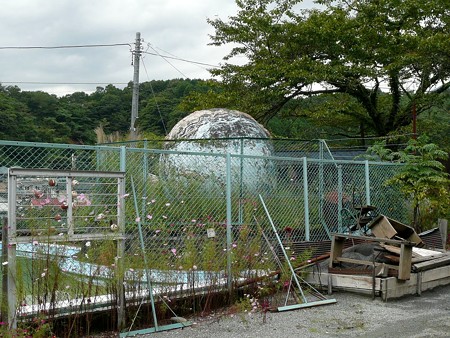 駐車場脇の巨大地球儀