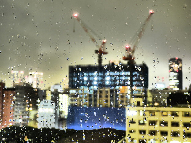夜の雨粒模様