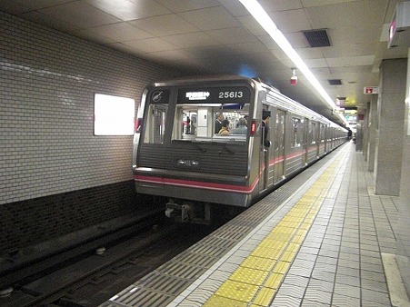25613