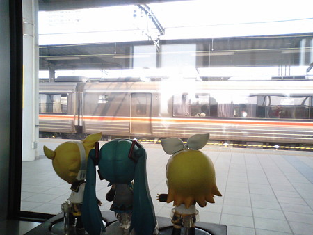 岐阜駅に停車。 リン:「ひょ……ヒョギフ…」 ミク:「は?!」 レン...