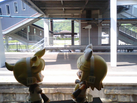 有年駅に停車。 リン:「なんかうねうねしてる駅!」 レン:「なんだ...