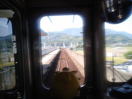 向井原駅に停車。内子線経由は乗り換えです。 レン:「分岐点なのに...