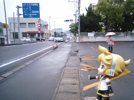 国道220号にあるバス停まで少し歩きました。これは前もって地図で確か...