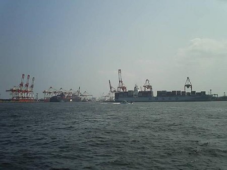 OUT 本牧埠頭