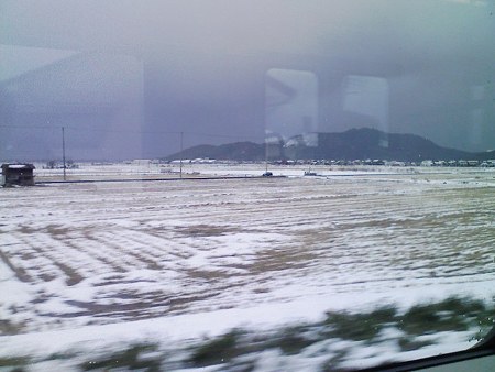 081228-雪の田んぼと安土山