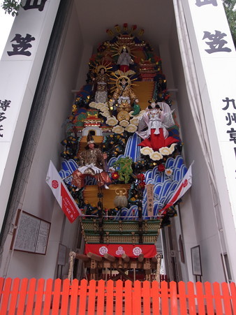 16 博多祇園山笠 飾り山 古事記献上一三〇〇年日本曙(こじきけんじょうせんさんびゃくねんにほんのあけぼの)2012年 写真画像