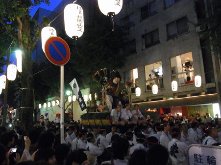 03 追い山当日 博多祇園山笠 東流 舁き山 意凛々而傾剛直 (いはりんりんとしてごうちょくにかぶく)2012年 写真画像3