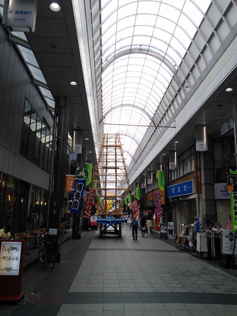 09_川端通り商店街のまだ建設中の飾り山140624