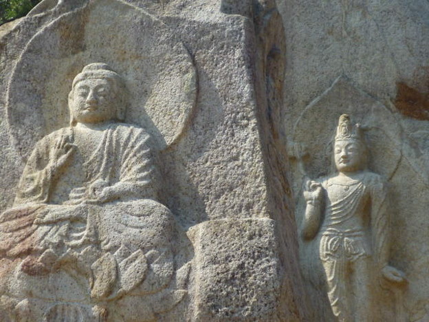 満開の蓮華、満面の笑み　七仏庵磨崖三尊仏～韓国慶州 Buddhist　 triad　　＊静かなる松の嵐と思ふ時木魚の音は絶えてゐにけり