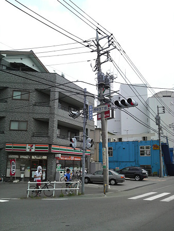 四谷五丁目交差点前のセブンイレブン
