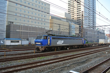 早朝のEF200牽引貨物列車