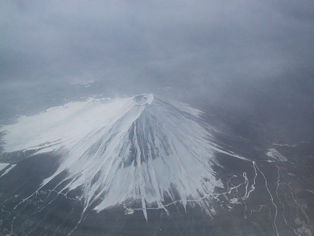 雪の富士山、上空より。
