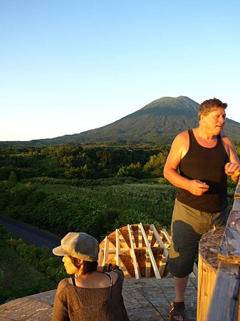 屋根の上から羊蹄山