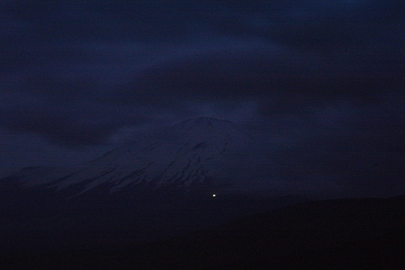 夜の富士山の顔