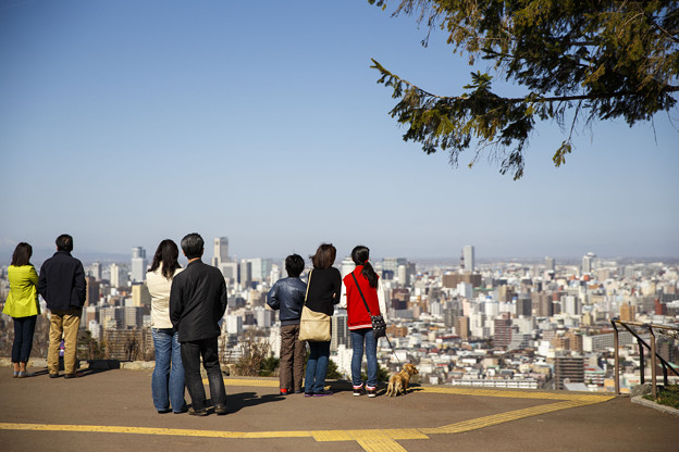 旭山記念公園で展望する人々