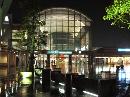 夜の高松駅、最近整備されたようできれいだった