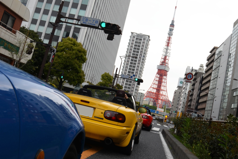 東京タワーとシグナルカラーフォーメーションのロードスター