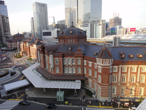 KITTEの屋上からみる東京駅舎