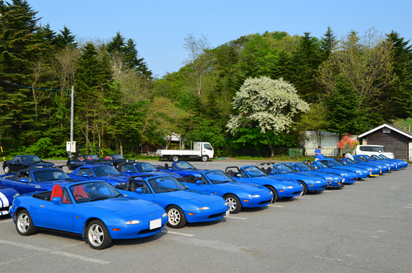 赤いシートのNiiさんと黄色いリップのdotさん？の車が目立つ