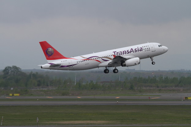 B-22318 TransAsiaのNew Color A320 takeoff